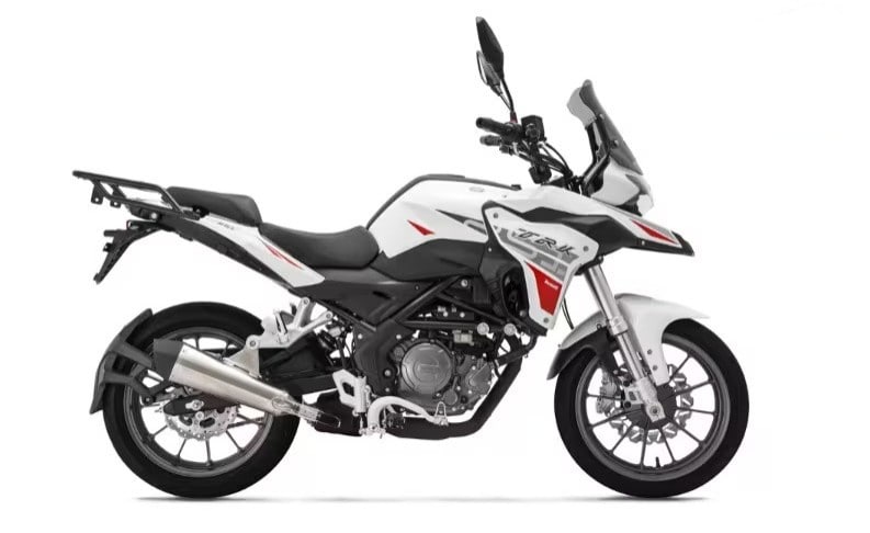<div class='descrGalleryTitle'>Benelli TRK 251 – 3.790 euro</div><div class='descrGalleryText'><p>Lei è il <b><a href="https://www.dueruote.it/listino/benelli/trk-251/">modello d’accesso</a></b> alla fortunata <b>gamma TRK</b>, attualmente forte della best seller 702 ma proiettata ad espandersi a cilindrate anche più importanti. Con lei, il tetto dei 6.000 euro rimane ben distante. Due ruote da 17” ed escursione limitata delle sospensioni la definiscono come <b>moto prettamente stradale</b>, ma l’impostazione di guida rialzata e l’aspetto sono quelli tipici della maxi enduro. La potenza è quello che è - <b>25 cavalli</b> - ma anche il peso è relativamente contenuto (153 kg a secco) e le moto attorno ai 20 CV sono ormai state sdoganate: <b>per cominciare va più che bene.</b></p>
</div>